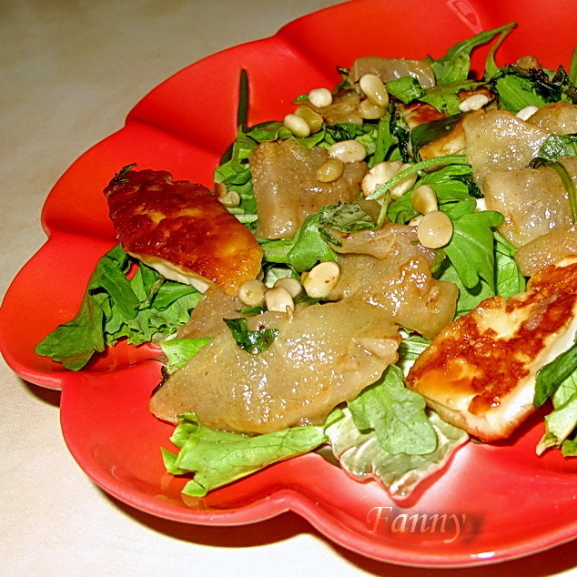Фото к рецепту: Салат с жареным халуми