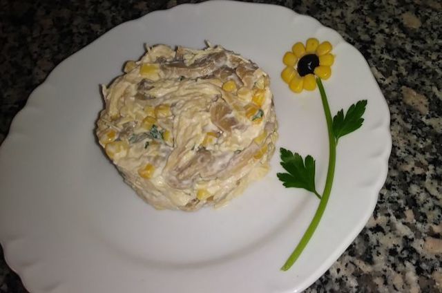 Фото к рецепту: Салат с курицей,грибами и кукурузой.