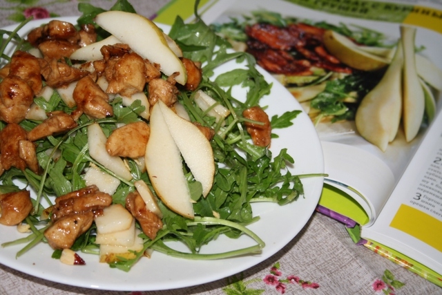 Фото к рецепту: Теплый салат с куриным филе и грушей