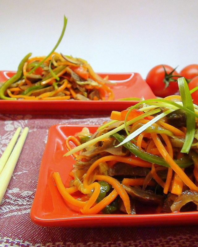 Фото к рецепту: Острый овощной салат с куриными желудками.