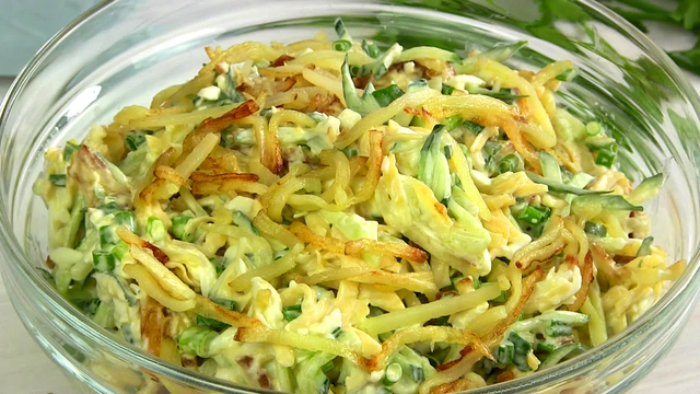 Фото к рецепту: Очень сытный и вкусный салат диёр с жареной картошкой.