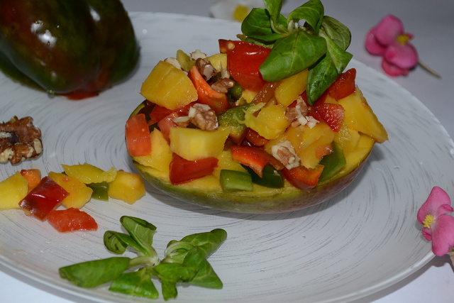 Фото к рецепту: Салат с манго, перцем и грецкими орехами тройная польза 