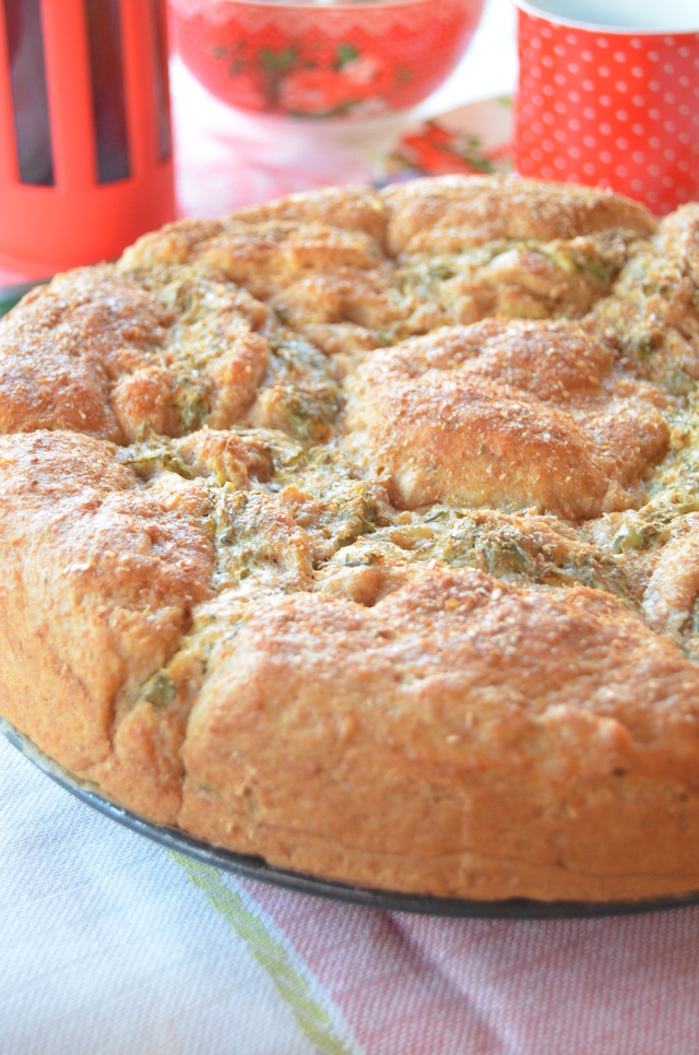 Фото к рецепту: Пирог на кефире с зеленью и творогом