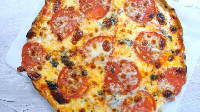 Фото к рецепту: Вкуснейшая пицца маргарита на идеально тонком тесте