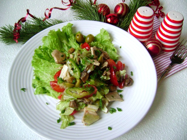 Фото к рецепту: Салат с грибами, помидорами и запеченной свининой