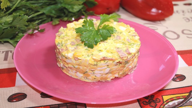 Фото к рецепту: Очень быстрый салат из яиц и кукурузы.