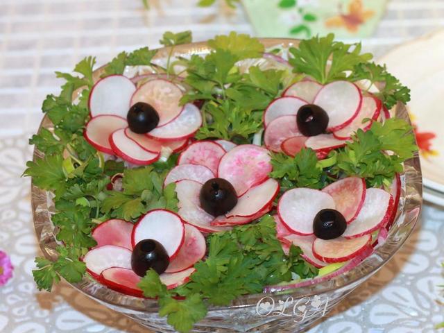 Фото к рецепту: Первомайский салат