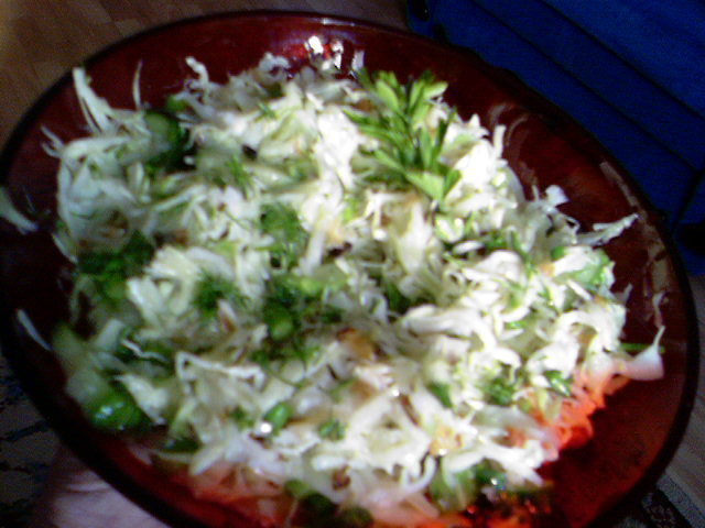 Фото к рецепту: Не совсем обычный салат из молодой капусты.