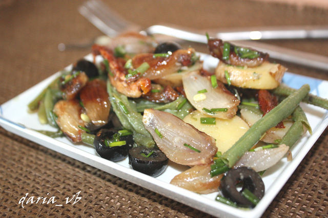 Фото к рецепту: Теплый салат с карамелизированным шалотом