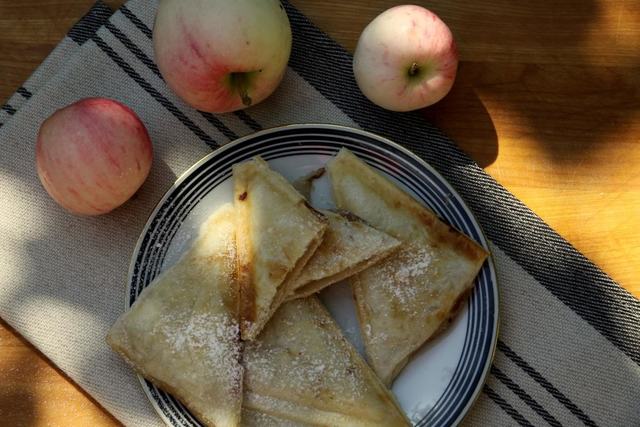 Фото к рецепту: Пирожки с яблоком