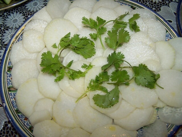 Фото к рецепту: Дайкон с рисовым уксусом - идеальное дополнение к шашлыку