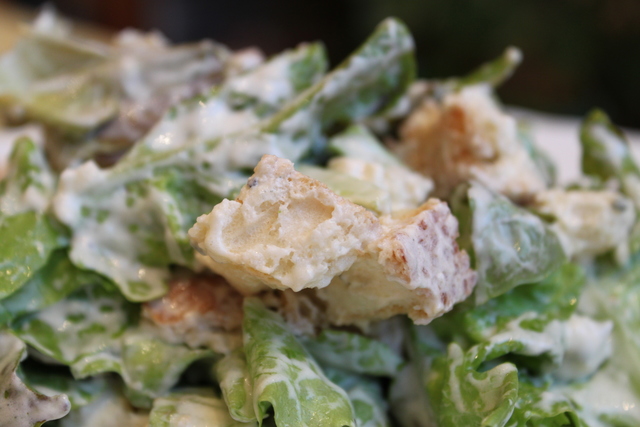 Фото к рецепту: Зеленый салат с заправкой из голубого сыра