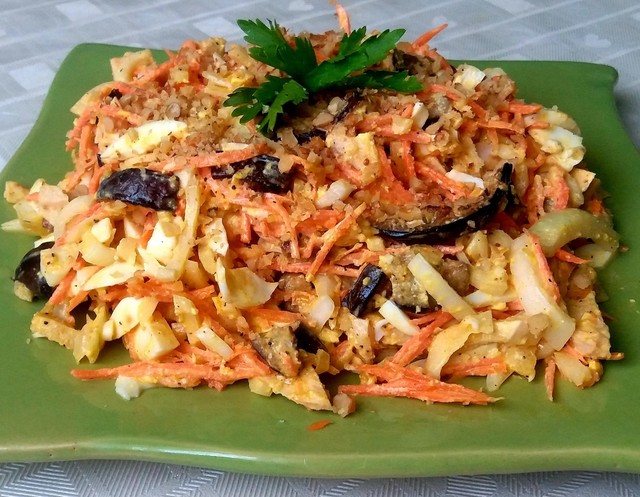 Фото к рецепту: Салат с морковкой по корейски
