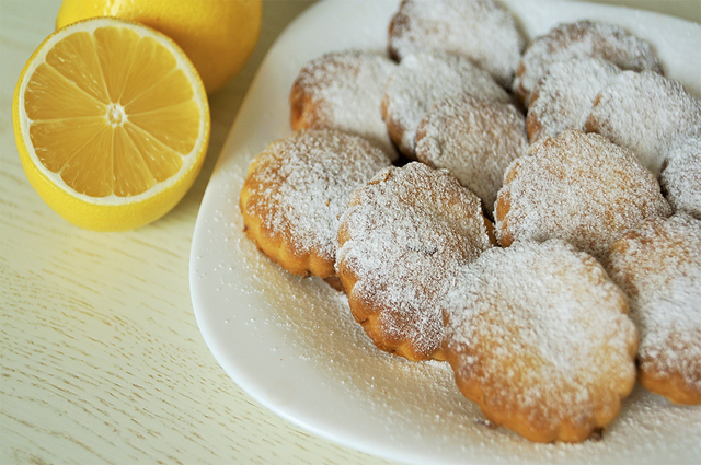 Фото к рецепту: Лимонное песочное печенье за 30 минут