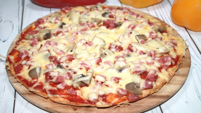 Фото к рецепту: Пицца на сковороде с идеальным тестом.