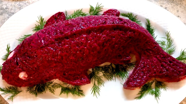 Фото к рецепту: Салат на новый год. необычная селедка под шубой желейная. в форме рыбы