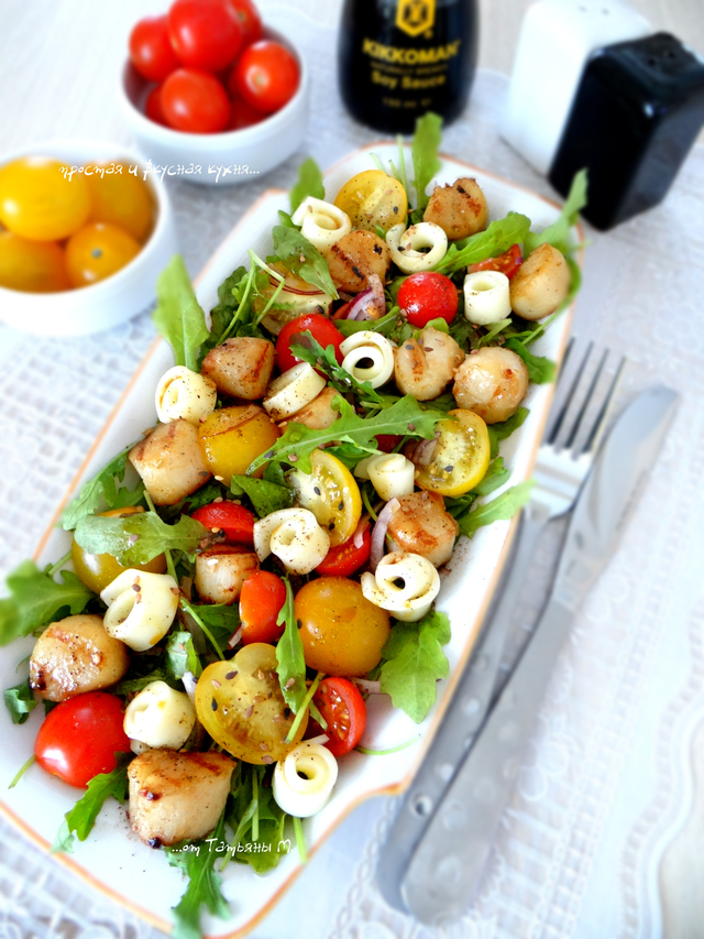 Фото к рецепту: Яркий салат с морскими гребешками и сулугуни