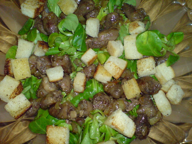 Фото к рецепту: Салат из куриных сердечек,салата и чесночных крутонов