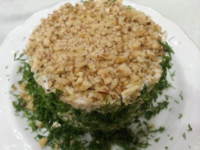 Фото к рецепту: Салат загадка с грецкими орехами