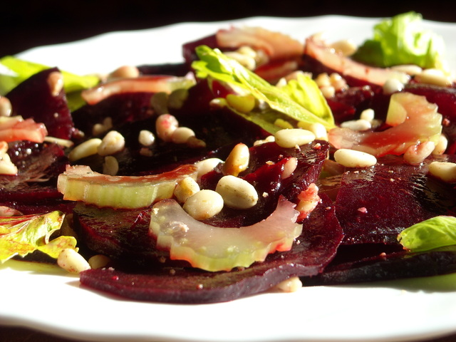 Фото к рецепту: Салат из свеклы с сельдереем и кедровыми орехами