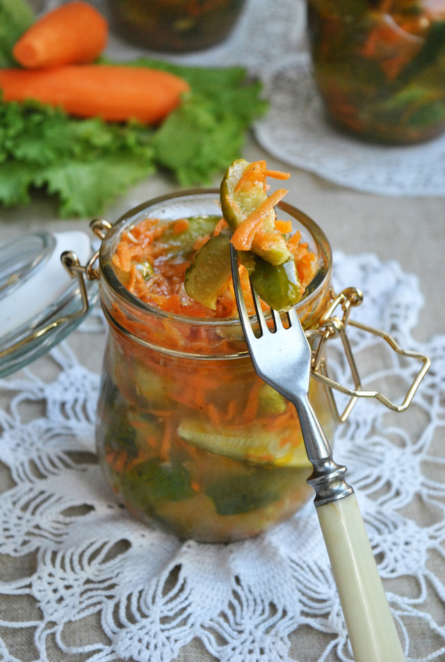 Фото к рецепту: Пикантный салат в корейском стиле из огурцов и моркови на зиму