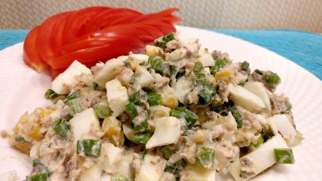 Фото к рецепту: Рыбный салат на новый год с сардиной, зеленым луком, яйцом.