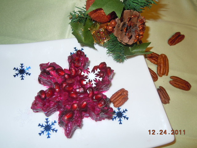Фото к рецепту: Новогодний салат рубиновая снежинка ( идея оформления)