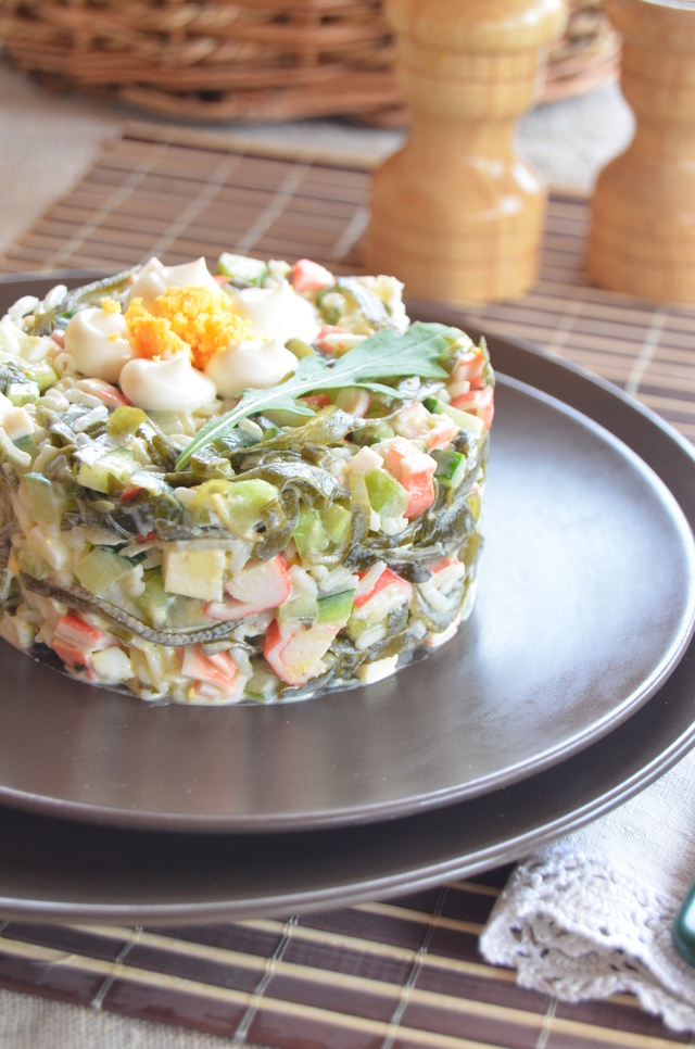 Фото к рецепту: Салат из риса и морской капусты с крабовыми палочками