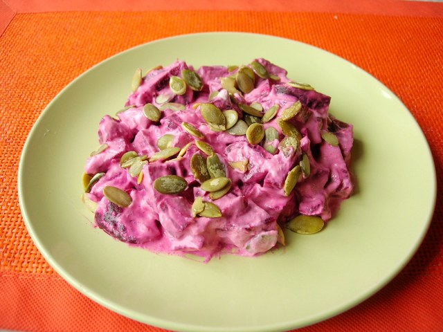 Фото к рецепту: Свекольный салат с тыквенными семечками за 5 минут (без майонеза)