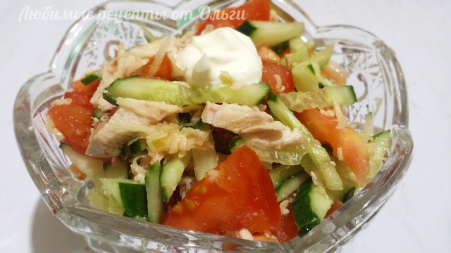 Фото к рецепту: Свежий салат с куриной грудкой и овощами