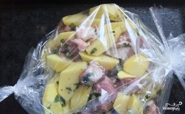  Картошка со свининой в пакете для запекания - фото шаг 3