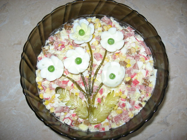 Фото к рецепту: Салат с кириешками