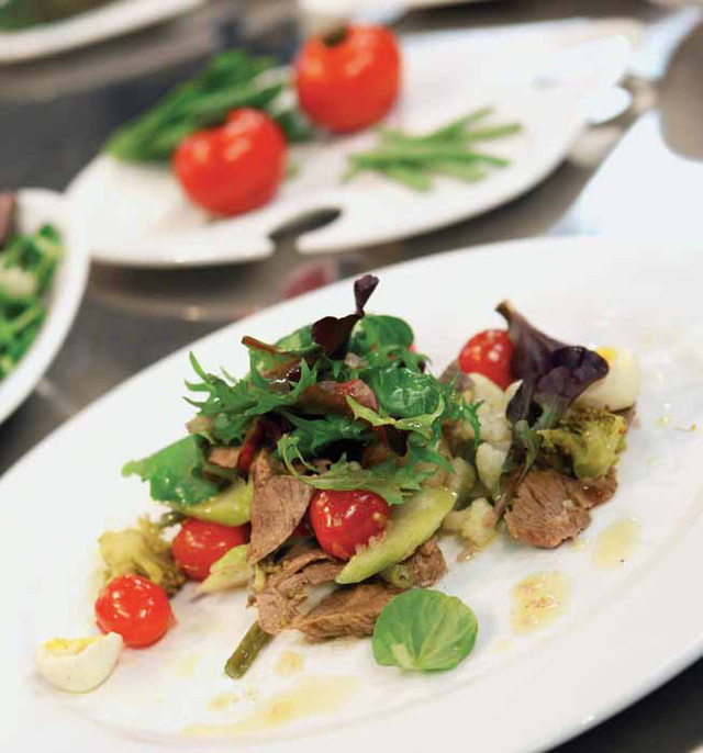 Фото к рецепту: Осенний салат из говядины с отварными овощами, листьями салата и перепелиными яйцами