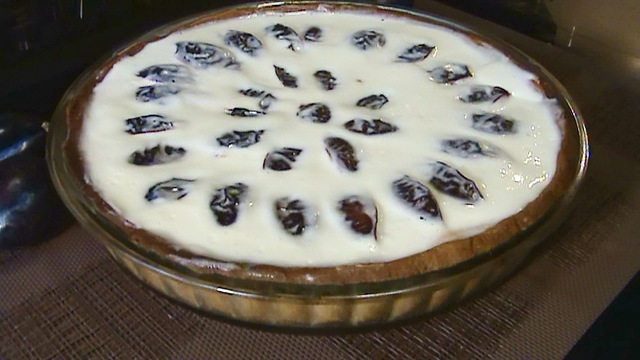 Фото к рецепту: Пирог со сливами в сметанной заливке