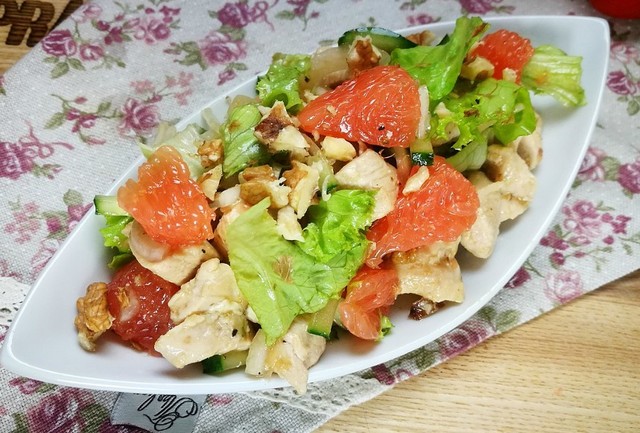 Фото к рецепту: Салат с куриным филе и грейпфрутом