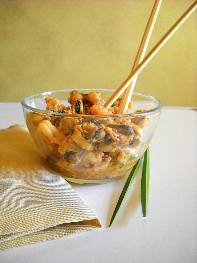 Фото к рецепту: Салат из морепродуктов с кунжутом.