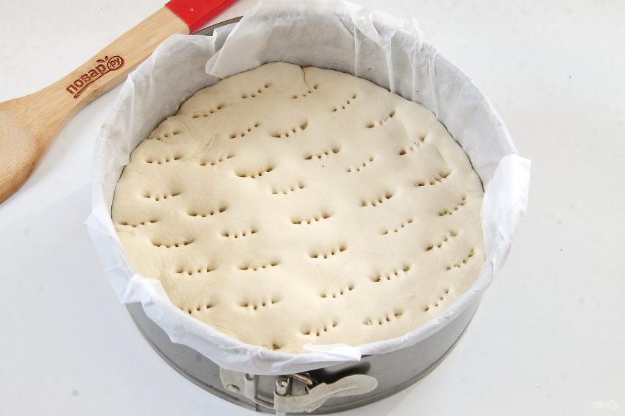 Пирог с колбасками и карамелизированным луком - фото шаг 7