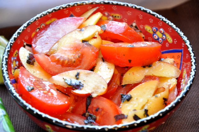 Фото к рецепту: Салат из помидоров и нектаринов