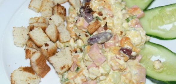 Фото к рецепту: Тёплый салат с фасолью, омлетом и сухариками