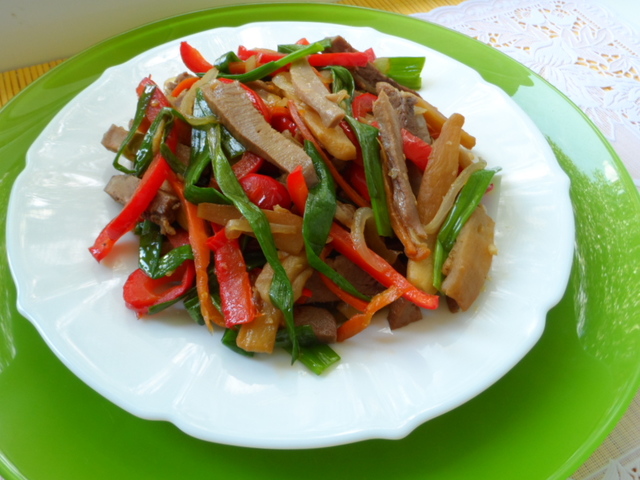 Фото к рецепту: Теплый салат с отварным свиным языком и овощами.