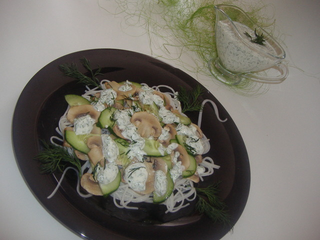 Фото к рецепту: Салат c грибами и рисовой лапшой