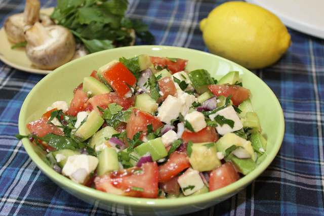 Фото к рецепту: Салат из свежих овощей с брынзой и авокадо
