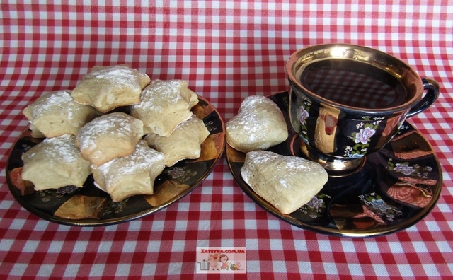 Фото к рецепту: Мягкое домашнее печенье на сметане 