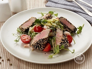 Фото к рецепту: Горячий салат с тунцом в кунжутной корочке