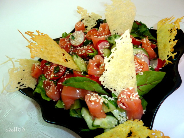 Фото к рецепту: Салат с подкопченой форелью, овощами, кунжутом и пармезановыми чипсами