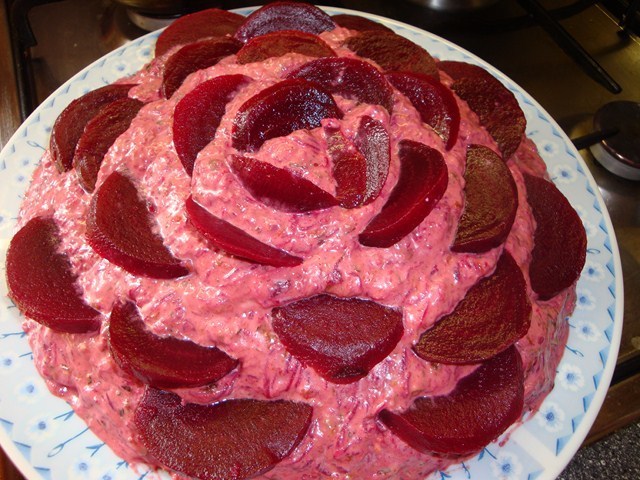 Фото к рецепту: Салат роза (еще один вариант селедки под шубой)