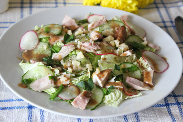 Фото к рецепту: Весенний салат с копченой курицей
