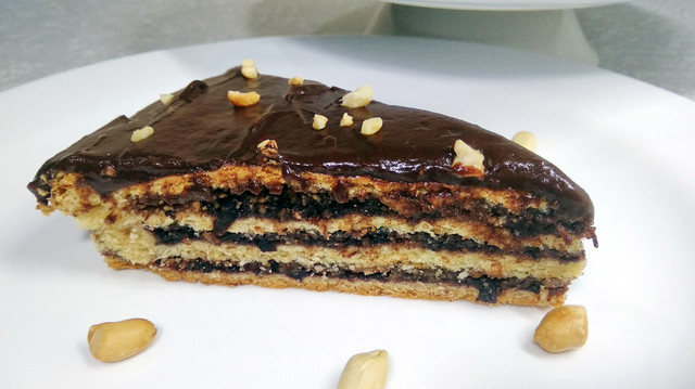 Фото к рецепту: Пирог из песочного теста с джемом и орехами 