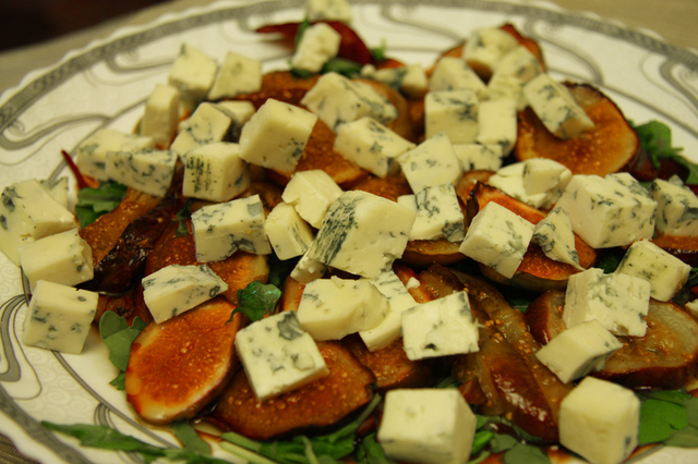 Фото к рецепту: Салат с инжиром и сыром с голубой плесенью