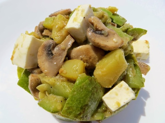 Фото к рецепту: Такой салат можно приготовить только летом! салат из кабачка, грибов и брынзы